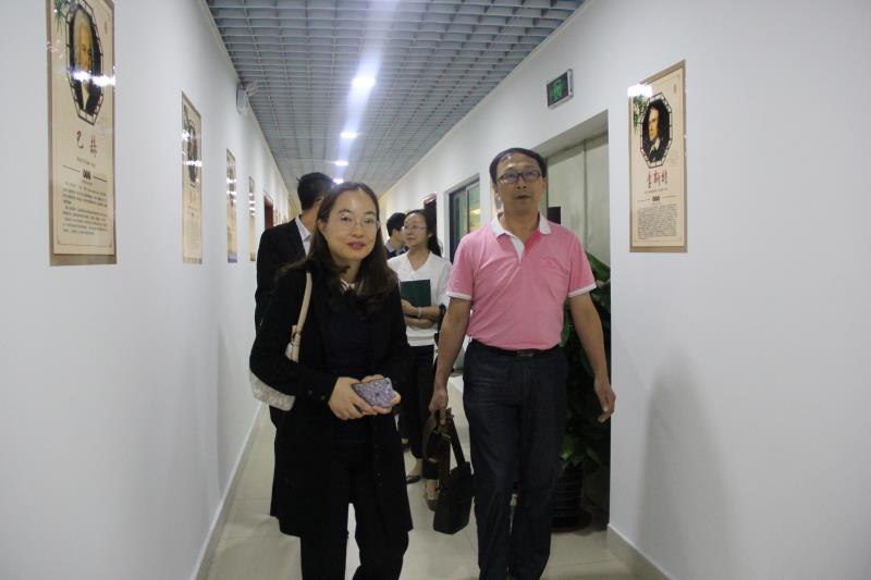 参观莞美学校教学设施
