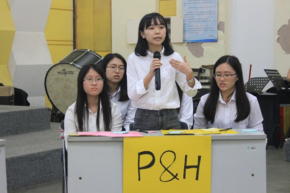 参赛选手作情景答辩