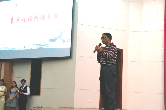 杨万江书记做现场朗诵示范表演