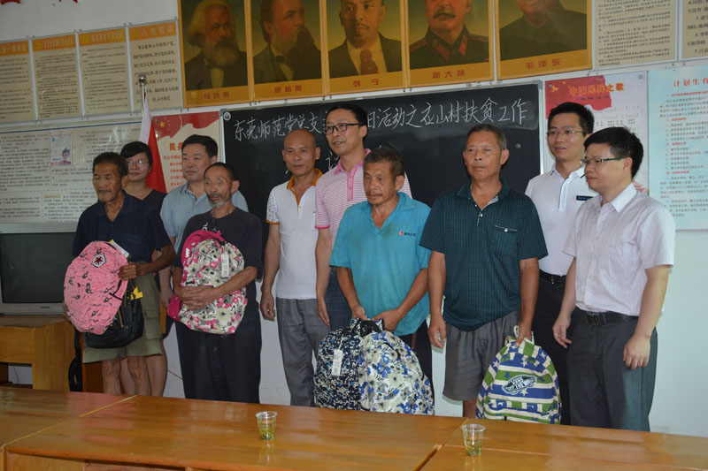 给应山村贫困户小孩赠送学习用品仪式-800