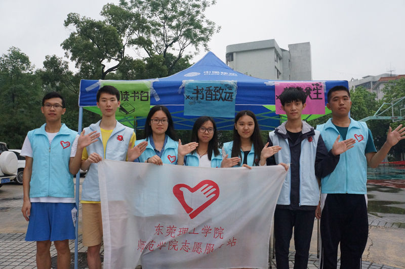 参加读书会的同学们合影留念-800