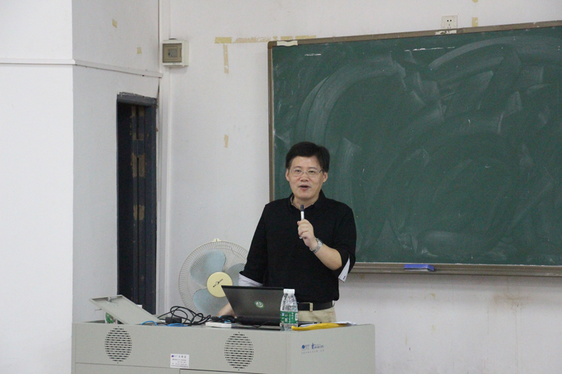 彭教授正在讲解文学经典-800
